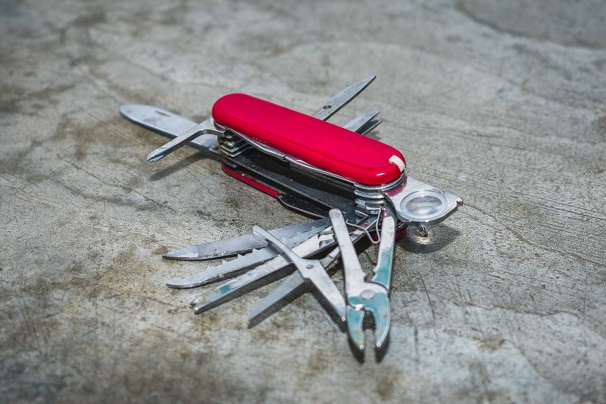 Oleh-oleh khas Swiss - Pisau lipat bernama Swiss Army Knife.