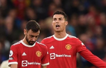 Ekspresi kecewa Cristiano Ronaldo (kanan) dan Bruno Fernandes (kiri) pada laga pekan ke-9 Liga Inggris yang mempertemukan Man United vs Liverpool di Stadion Old Trafford, Minggu (24/10/2021) malam WIB.