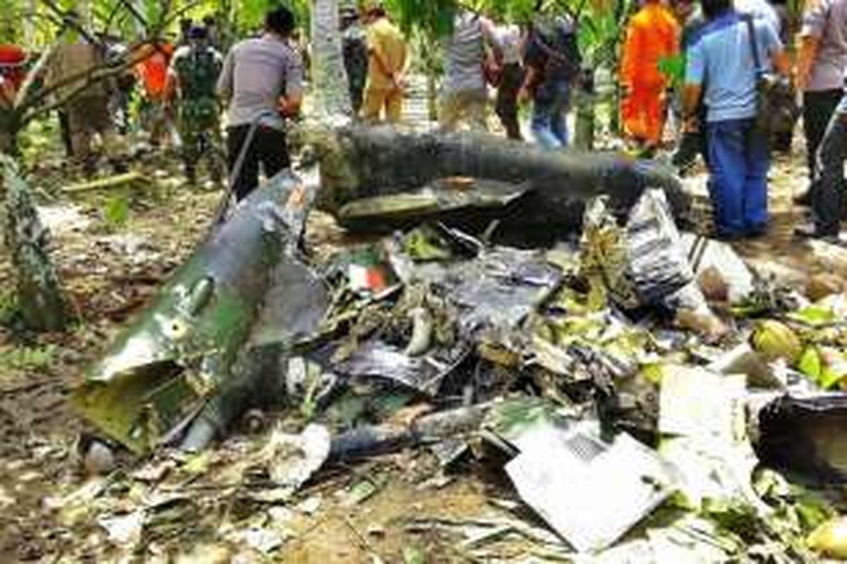 Kondisi helikopter milik TNI yang jatuh di Poso Pesisir, Kabupaten Poso, Sulawesi Tengah, Minggu (20/3/2016). Foto diambil pada Senin (20/3/2016).