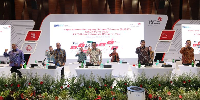 Susunan Direksi Baru PT Telkom Indonesia (Persero) Tbk sesuai hasil Rapat Umum Pemegang Saham Tahunan Tahun Buku 2020: Direktur Utama Ririek Adriansyah (baris depan, tengah), Direktur Strategic Portfolio Budi Setyawan Wijaya (baris depan, paling kanan), Direktur Enterprise & Business Service Edi Witjara (baris belakang, kedua dari kiri), Direktur Keuangan & Manajemen Risiko Heri Supriadi (baris depan, kedua dari kiri), Direktur Network & IT Solution Herlan Wijanarko (baris depan, paling kiri), Direktur Wholesale & Internasional Service Bogi Witjaksono (baris belakang, paling kiri), Direktur Digital Business M. Fajrin Rasyid (baris belakang, paling kanan), Direktur Human Capital Management Afriwandi (baris depan, kedua dari kanan), Direktur Consumer Service FM Venusiana R (baris belakang, kedua dari kanan). Pelepasan masker hanya untuk kebutuhan dokumentasi, penyelenggaraan kegiatan RUPST telah menerapkan protokol kesehatan pencegahan Covid-19 yang ketat.