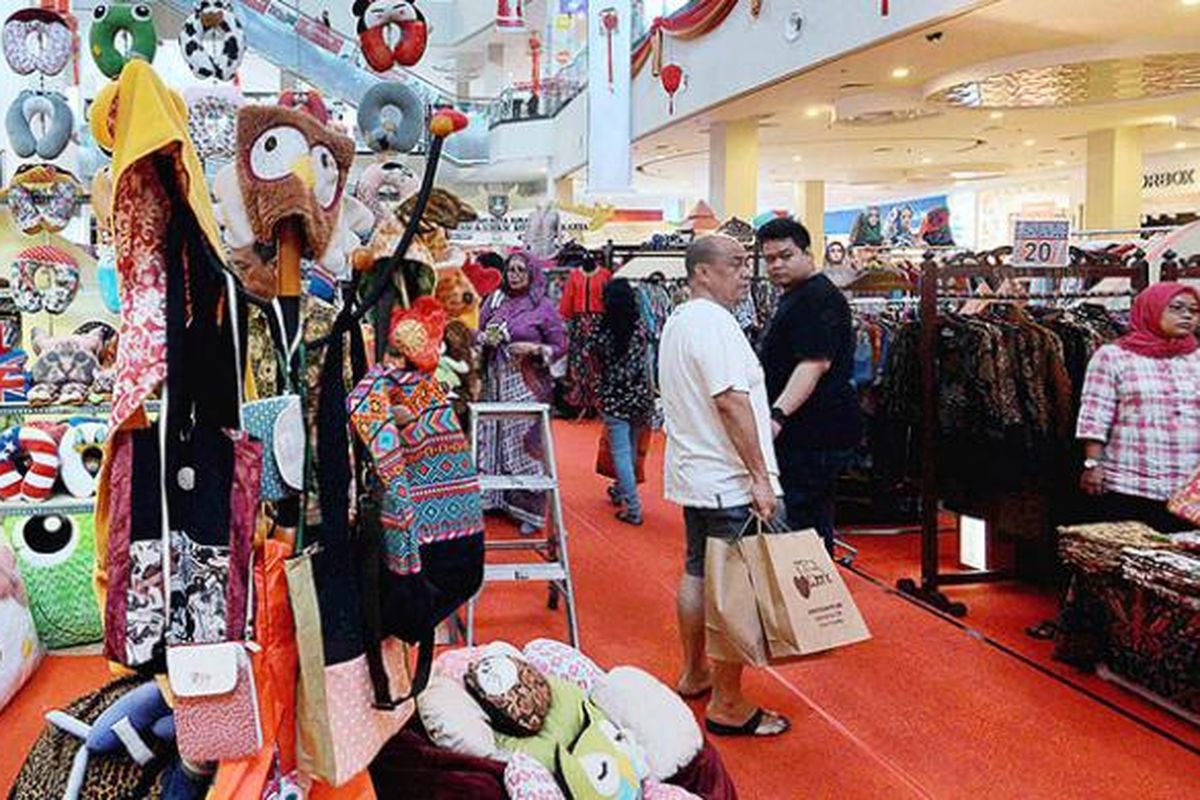 Solo Great Sale 2015
Puluhan pengusaha kecil dan menengah menggelar produk mereka, seperti kerajinan logam, kayu, dan batik, dalam rangka Solo Great Sale 2015 di Mal Paragon, Kota Solo, Jawa Tengah, Minggu (8/2/2015). Pameran yang berlangsung 4-15 Februari ini memberikan kesempatan bagi pelaku ekonomi kreatif untuk mempromosikan produk mereka.