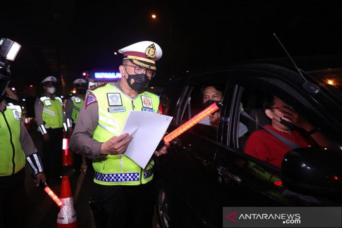 Dirlantas Polda Metro Jaya Kombes Pol. Sambodo Purnomo Yogo memimpin Operasi Kepolisian Ketupat Jaya 2021 dalam rangka Penyekatan Jalan Tol untuk Larangan Mudik Lebaran Tahun 2021 di Titik penyekatan Cikarang Barat, Kamis (13/5/2021) dini hari.