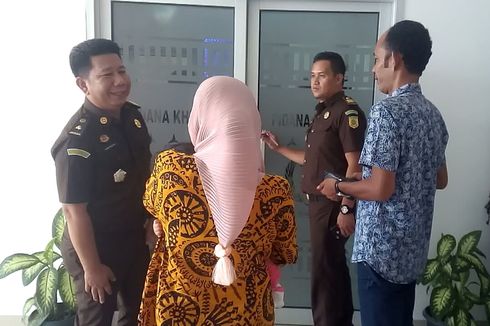 Sambil Gendong Bayi 3 Bulan, Tersangka Korupsi Dana PNPM Diserahkan ke Kejaksaan