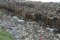 Tumpukan Sampah Melimpah Ruah di Tanah Merah