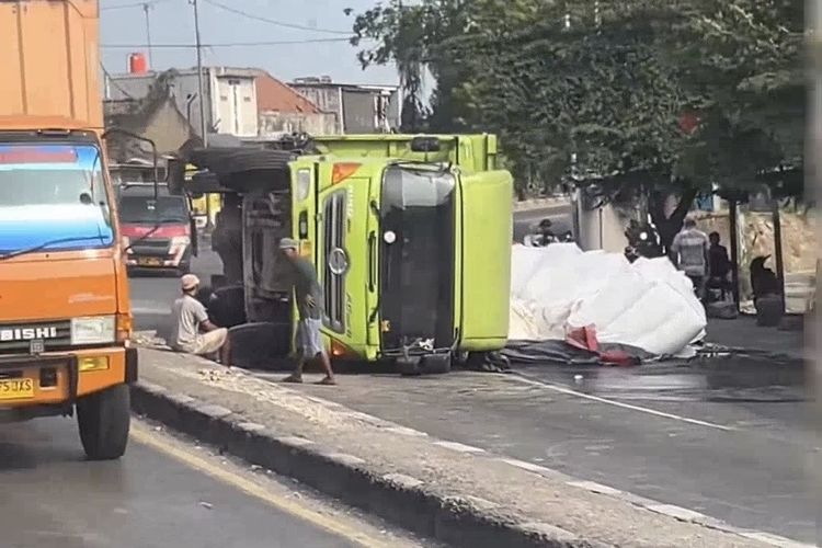 Truk Kontainer Terguling Hingga Tutup Jalan, Jalur Pantura Eretan Indramayu Macet