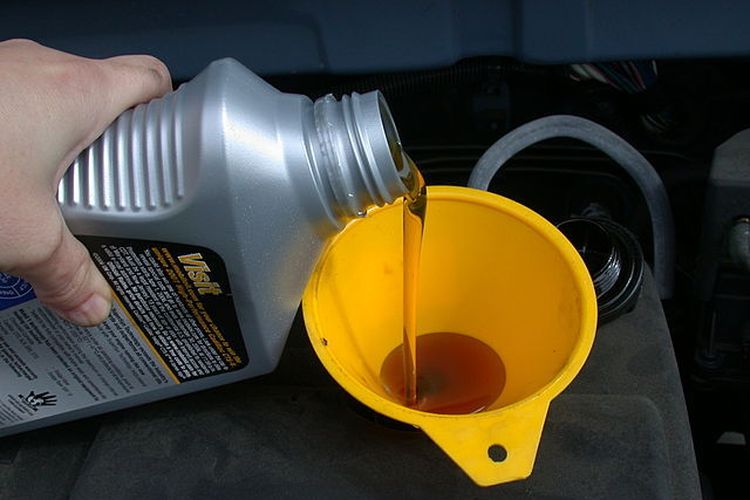 Ganti oli mesin merupakan langkah dalam merawat kendaraan.