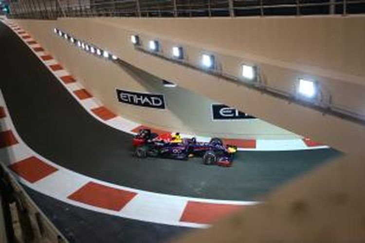 Pebalap Red Bull Racing asal Jerman, Sebastian Vettel keluar dari pit Sirkuit Yas Marina pada sesi latihan bebas dua GP Abu Dhabi, Jumat (1/11/2013).