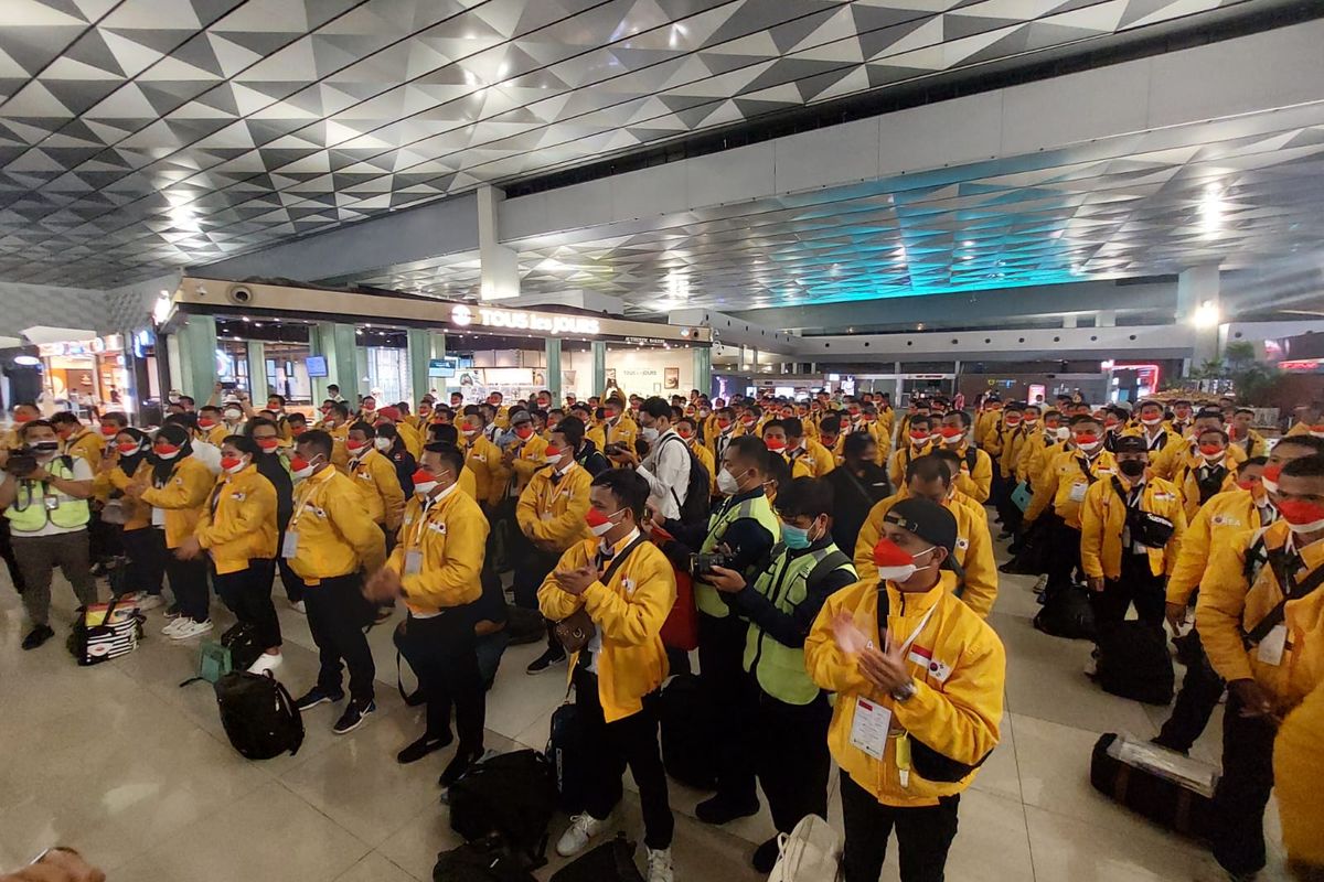 Para pekerja migran Indonesia yang bakal berangkat ke Korea Selatan dari Bandara Soekarno-Hatta, Kota Tangerang, Senin (6/6/2022).