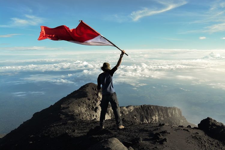 Ilustrasi mengibarkan merah putih di Gunung Kerinci. Mengetahui harga dan cara beli tiket pendakian Gunung Kerinci menjadi hal penting jika berencana berkunjung.