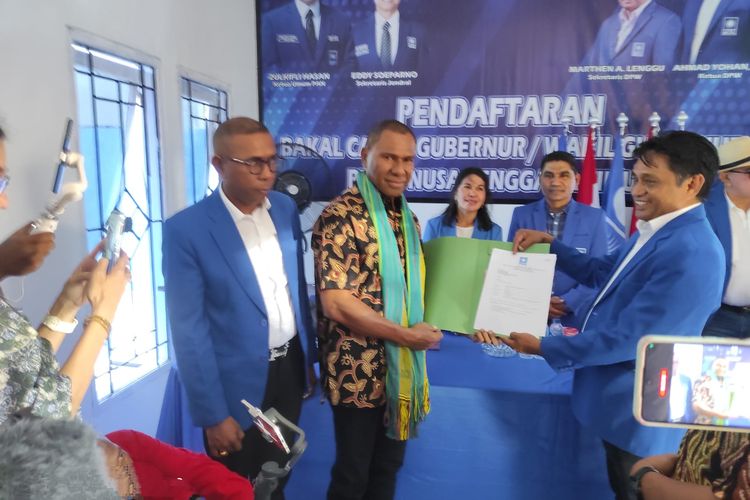 Mantan Kepala Kepolisian Daerah Nusa Tenggara Timur (NTT), Inspektur Jenderal (Irjen) Polisi Purnawirawan Johni Asadoma, mendaftar sebagai bakal calon Gubernur NTT di Dewan Pimpinan Wilayah (DPW) Partai Amanat Nasional (PAN) NTT, Jumat (26/4/2024) sore. 