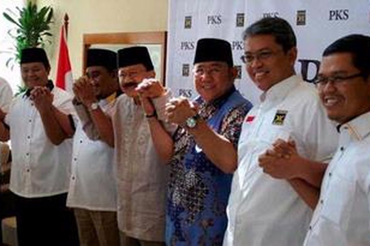 Partai Keadilan Sejahtera mendukung pasangan pasangan Fauzi Bowo (empat dari kanan) - Nachrowi Ramli (tiga dari kiri) dalam Pilkada DKI putaran kedua. Dukungan ini disampaikan resmi di Kantor DPP PKS di Jakarta, Sabtu (11/8/2012). Dukungan diberikan karena Fauzi - Nachrowi mau mengakomodir program pasangan calon yang diusung PKS di putaran pertama.  