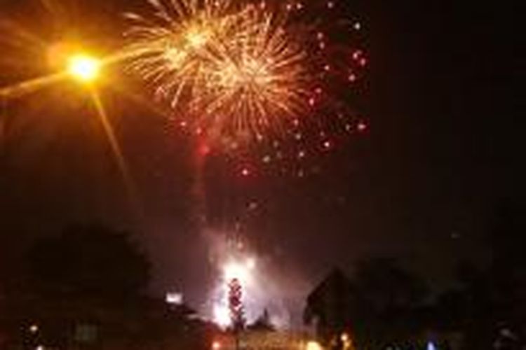 Langit di Kota Bandung terlihat lebih indah karena percikan kembang api, Sabtu, (27/9/2014) tengah malam. Ini merupakan pesta kembang api di Kota Bandung dalam rangka memeriahkan HUT Kota Bandung ke-204 yang jatuh pada 25 September. Ribuan warga Bandung pun menyaksikan pesta kembang api ini secara langsung.