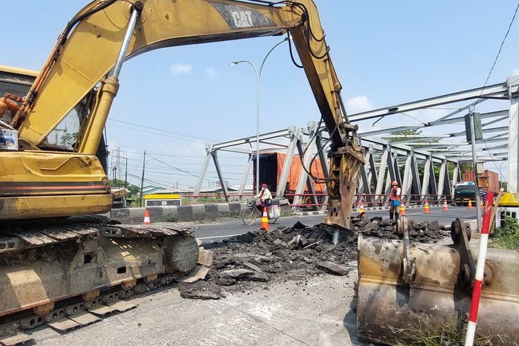 Perbaikan Jembatan Sungai Babon, Kota Semarang, Jawa Tengah (Jateng), Jumat (10/5/2024). 