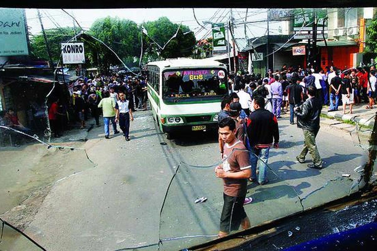 Pertikaian dua kelompok pemuda berlangsung tidak jauh dari gedung Pengadilan Negeri Jakarta Selatan, Rabu (29/9). Bentrokan mengakibatkan tiga orang tewas dan tiga angkutan umum kopaja dirusak oleh salah satu kelompok yang bertikai.
