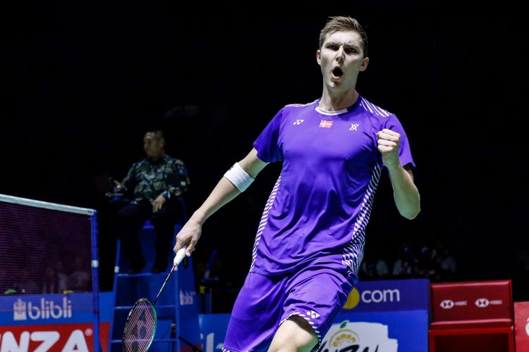 Pebulu tangkis tunggal putra Denmark, Viktor Axelsen mengembalikan bola ke arah lawan asal Jepang, Kento Momota dalam partai final Indonesia Open 2018 di Istora Senayan, Jakarta, Minggu (8/7/2018). Pebulu tangkis tunggal putra Jepang, Kento Momota menang dengan skor 21-14 dan 21-9.