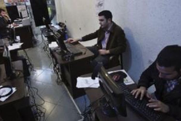 Para mahasiswa Iran di sebuah warnet di pusat kota Teheran, Iran.