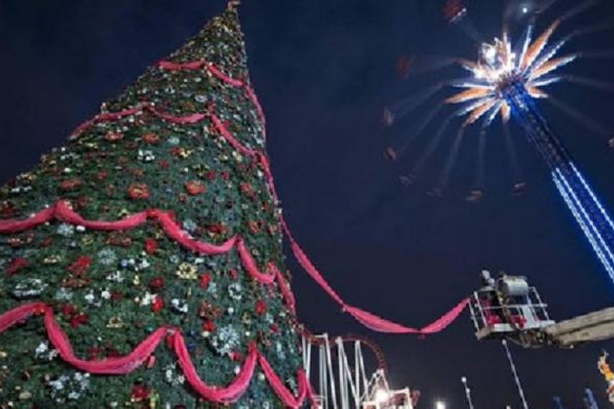 Pohon Natal tertinggi di Baghdad, ibu kota Irak, dibuat setinggi 26 meter.