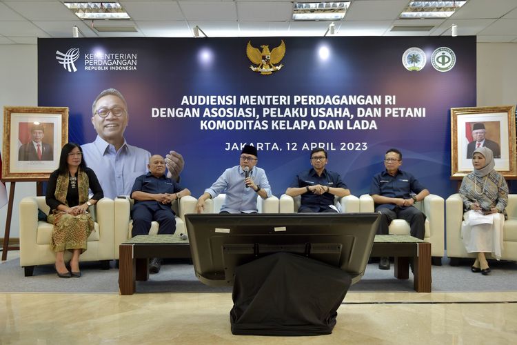 Menteri Perdagangan Zulkifli Hasan melakukan pertemuan dengan asosiasi, pelaku usaha, serta petani komoditas kelapa dan lada di Kantor Badan Pengawas Perdagangan Berjangka Komoditi (Bappebti), Jakarta, Rabu (12/4/2023).
