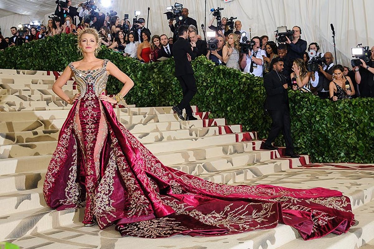 Blake Lively pada Met Gala 2018 di Metropolitan Museum of Art, New York, Amerika Serikat. 