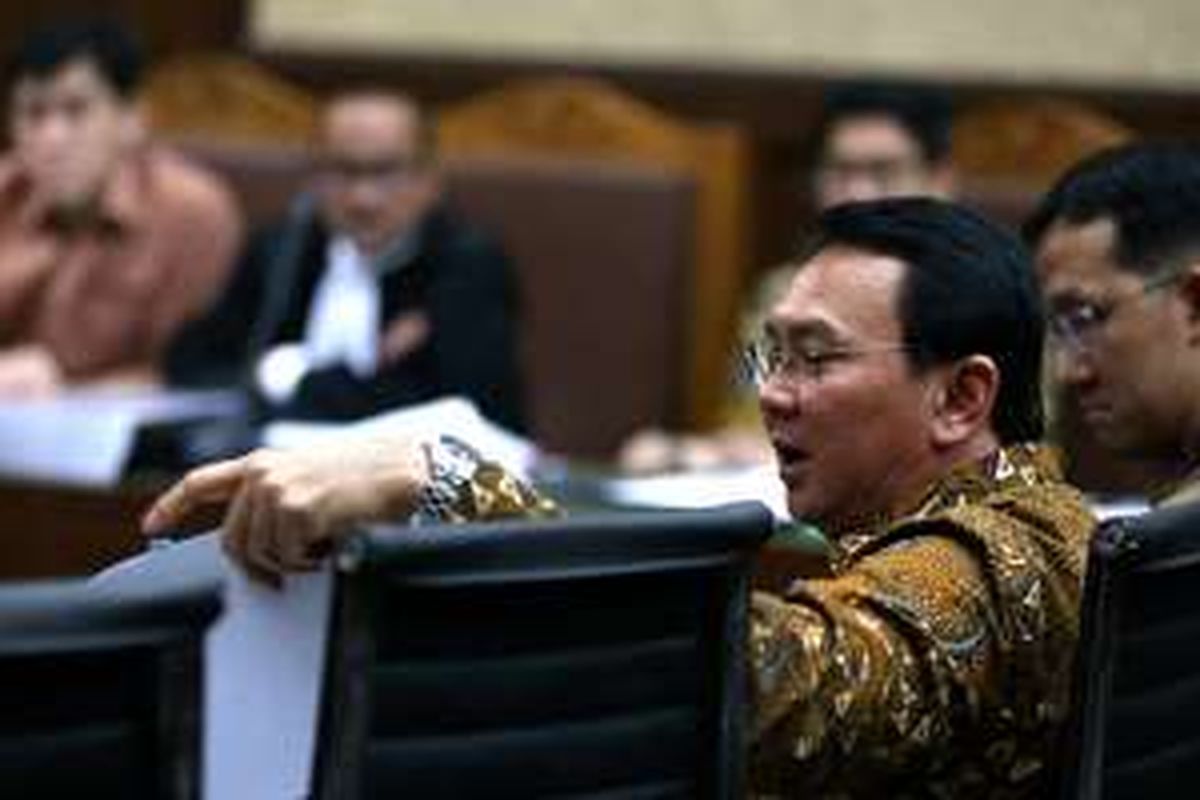 Gubernur DKI Jakarta Basuki Tjahaja Purnama (kiri) dan stafnya Sunny Tanuwidjaja menjadi saksi dalam persidangan dengan terdakwa mantan Presiden Direktur PT Agung Podomoro Land, Ariesman Widjaja di Pengadilan Khusus Tindak Pidana Korupsi, Jakarta Pusat, Senin (25/7/2016). Dalam kasus ini, Ariesman Widjaja didakwa menyuap anggota DPRD DKI Jakarta, Mohamad Sanusi sebesar Rp 2 miliar secara bertahap terkait rancangan peraturan daerah tentang reklamasi.