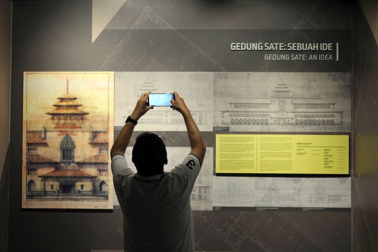 Pengunjung di Museum Gedung Sate.