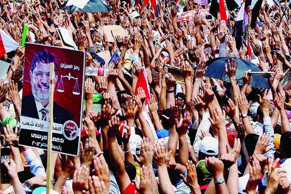 Ribuan pendukung yang membawa poster kandidat presiden Mesir dari Ikhwanul Muslimin, Muhammad Mursi, berkumpul di Alun-alun Tahrir, Jumat (22/6). Mereka memprotes keputusan Dewan Agung Militer yang mencengkeram kekuasaan eksekutif dan legislatif serta mengebiri kewenangan presiden, sementara hasil pemilu   presiden belum juga diputuskan. 