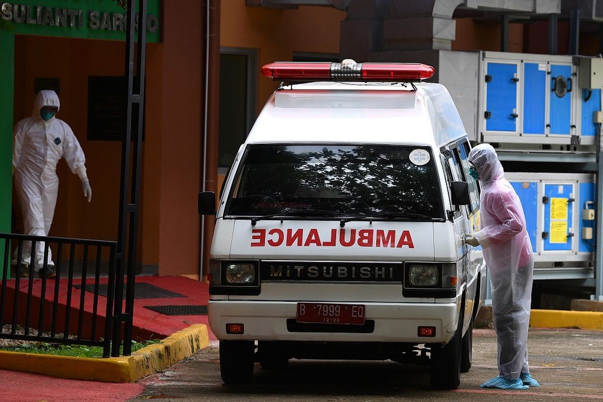 Petugas memindahkan mobil ambulans di samping ruang isolasi RSPI Prof. Dr. Sulianti Saroso, Sunter, Jakarta Utara, Kamis (5/3/2020). Kementerian Kesehatan menyatakan hingga Kamis 5 Maret ini ada 156 pasien dalam pengawasan virus corona yang tersebar di 35 rumah sakit di 23 provinsi, 2 diantaranya merupakan pasien positif corona yang masih dirawat di RSPI Prof Dr Sulianti Saroso. ANTARA FOTO/Sigid Kurniawan/foc.