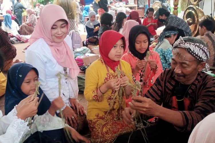 Anak-anak SD/ MI sederajat di Kecamatan Junrejo, Kota Batu diajak untuk membuat mainan tradisional wayang suket.