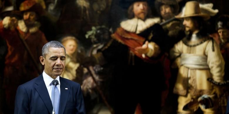 Presiden AS Barack Obama memberikan jumpa pers terkait krisis Ukraina di depan lukisan Night Watch karya Rembrandt, di Rijksmuseum, Amsterdam, Belanda, Senin (24/3/2014).