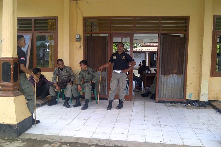 Anggota Satpol PP berjaga di depan kantor Dinas Pertanian Kabupaten Bima, Selasa (12/12/2017).