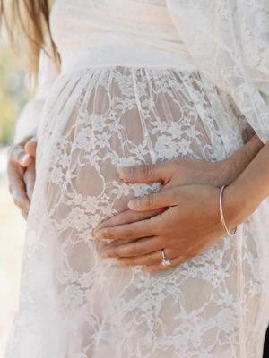 Detail estetik maternity shoot Aurelie Moeremans & Tyler Bigenho. Anggun serba putih menanti jagoan kecil! Simak inspirasi lengkapnya.