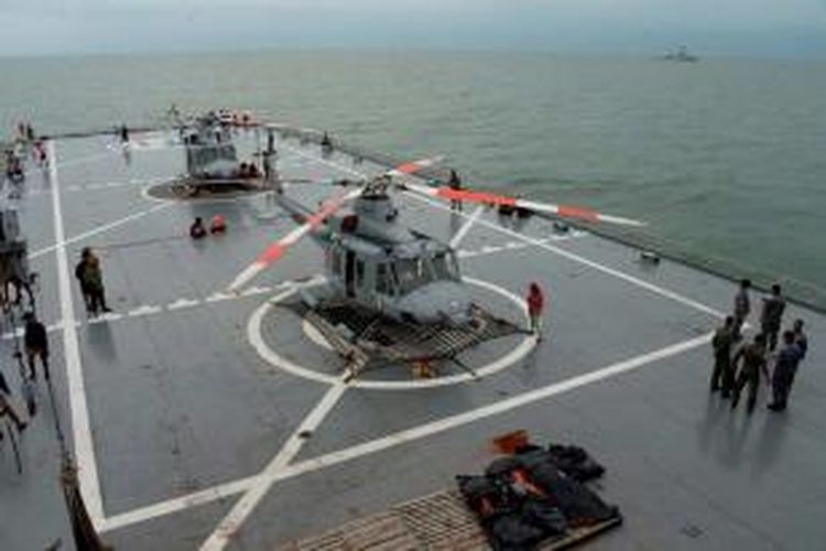 Anggota TNI AL menangani jenazah korban jatuhnya pesawat AirAsia QZ8501 di KRI Banda Aceh dalam operasi pencarian di Laut Jawa, dekat perairan Pangkalan Bun, Kalimantan Tengah, Sabtu (3/1/2015).