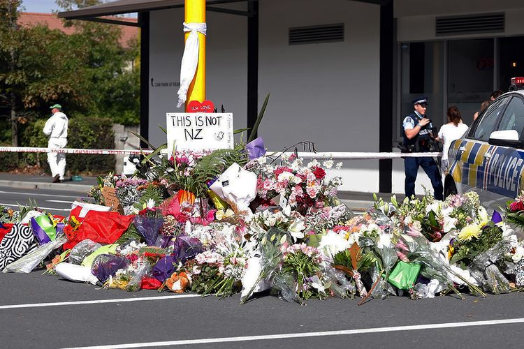 Warga Selandia Baru meletakkan bunga di sekitar masjid yang menjadi sasaran serangan teroris pada Jumat (15/3/2019). Setidaknya 49 orang tewas dan puluhan yang lain terluka akibat serangan ini. Terlihat salah satu pesan warga yang menyatakan bahwa seranga ini bukanlah wajah sesungguhnya dari Selandia Baru. 