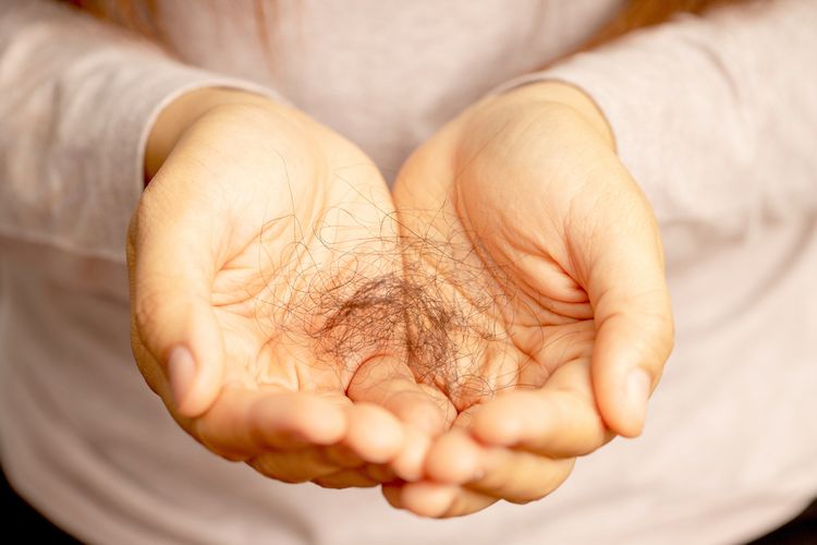 Rambut sering rontok bisa disebabkan sejumlah hal, termasuk tanda adanya masalah kesehatan tertentu.