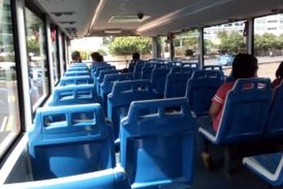 Suasana di bus tingkat wisata City Tour tanpa pemandu dan polisi wisata. 