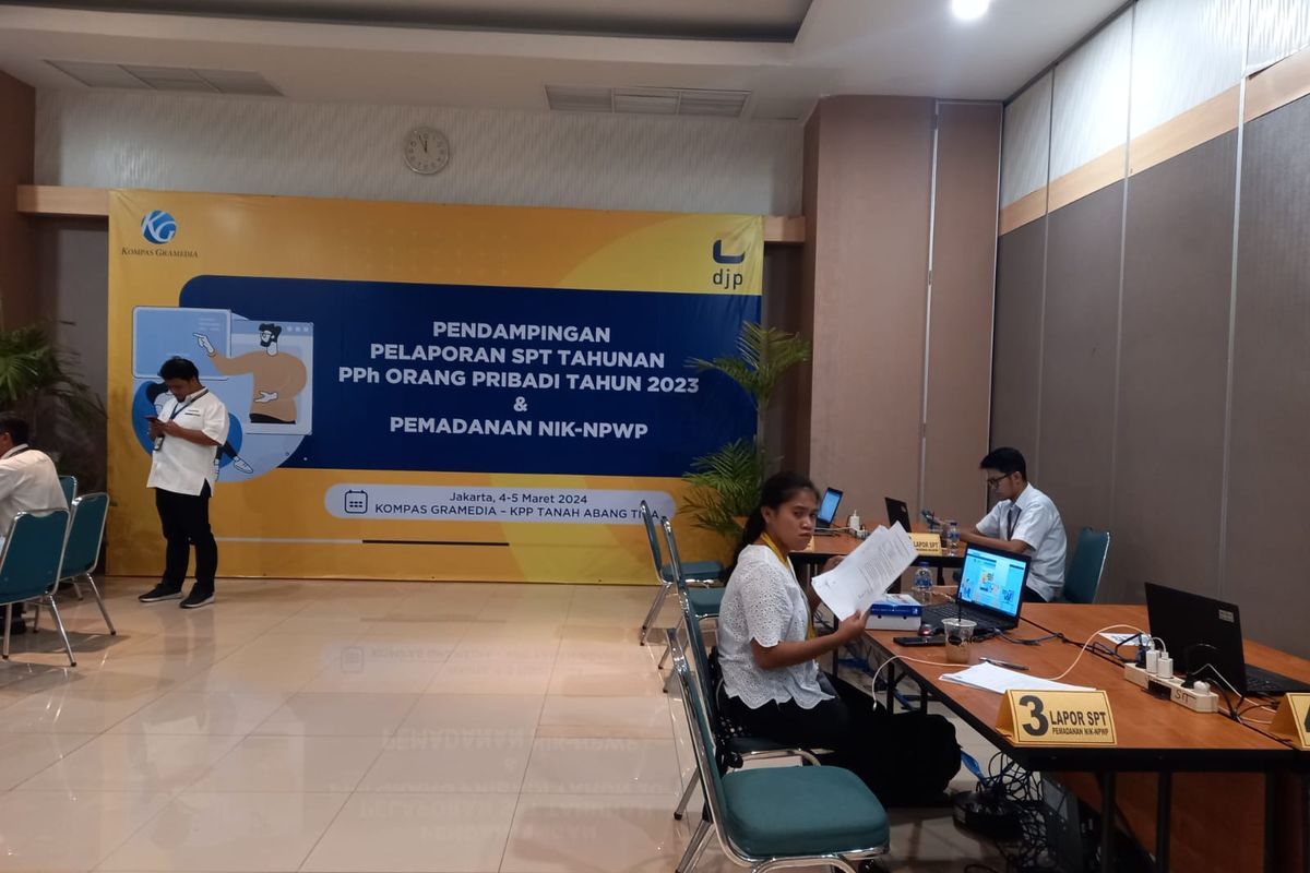 Suasana pelaporan Surat Pemberitahuan (SPT) tahunan di Kantor Kompas Gramedia, Jakarta, Senin (4/3/2024).