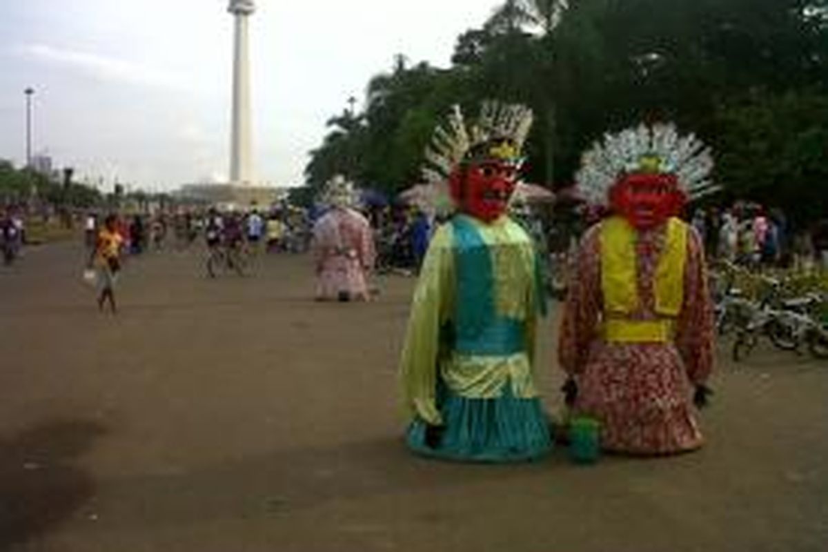 Monas Selalu Diminati Warga

Ribuan warga Jakarta dan di luar Jakarta memadati kawasan silang Monas pada libur Natal yang jatuh pada hari Rabu (25/12/2013). Mereka berbondong-bondong mendatangi Tugu Monas, karena tiket masuk terbilang murah untuk sekadar menghabiskan liburan Natal. Kompas.com/Ummi Hadyah Saleh