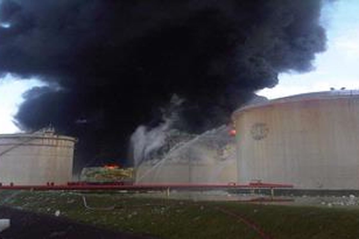 Tanki 31T-7 (sebelah kiri) masih terus terbakar. Petugas Pertamina berusaha agar api tidak menyambar tanki 32T-104 (sebelah kanan).Pemadaman api kebakaran di tiga tanki yang dimiliki Pertamina di Cilacap membutuhkan sebanyak-banyaknya foam atau busa pendingin tanki dan pipa distribusinya. Saat ini, Pertamina sudah mendapatkan kiriman 350 drum atau sekitar 78.000 ton foam yang sudah tiba di lokasi kebakaran. 