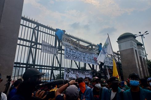 Bertahan di Depan Gedung DPR, Massa Aksi Lempari Petugas dengan Botol dan Batu
