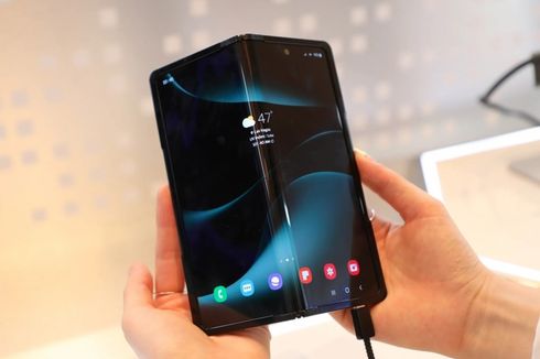 Samsung Pamer Ponsel Lipat 360 Derajat