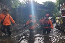 4 Pengendara Motor Nekat Lewati Jembatan yang Diterjang Banjir, Jatuh ke Sungai, 1 Tewas