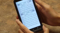 Bolehkah Membaca Al-Qur'an dari HP Saat Shalat? Ini Penjelasannya