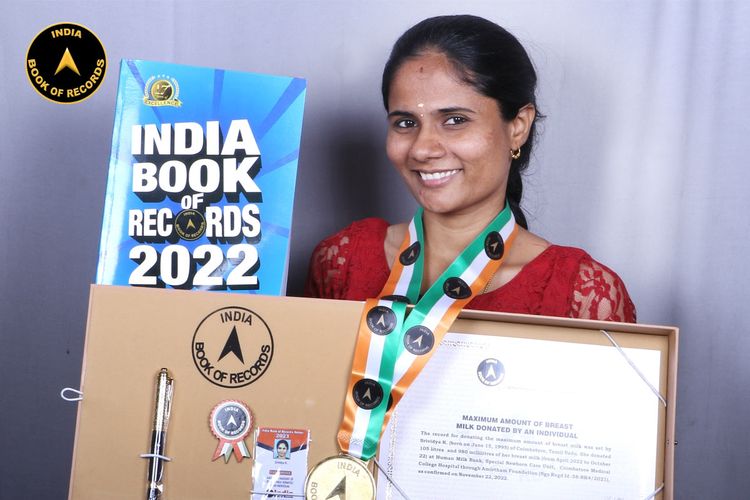 Namanya Srividya K. Ibu muda asal Coimbatore, Tamil Nadu ini berhasil membuat rekor di India Book of Records pada akhir tahun lalu setelah menyumbang ASI sebanyak 105 liter lebih.