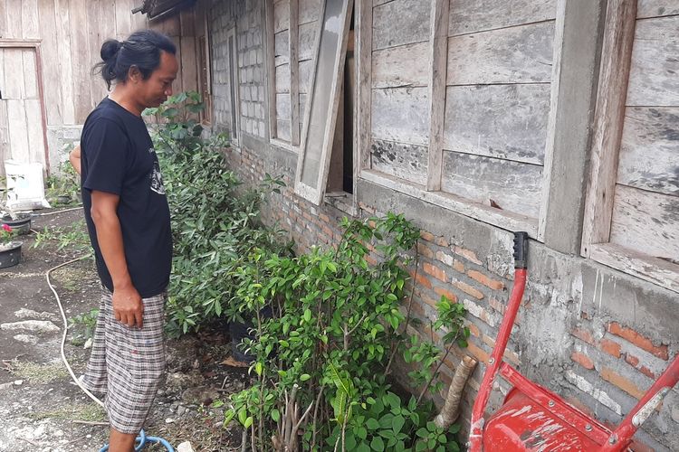 Edi Padmo dari Komunitas Resan Gunungkidul Menunjukkan Peta dan Tanaman Beringin