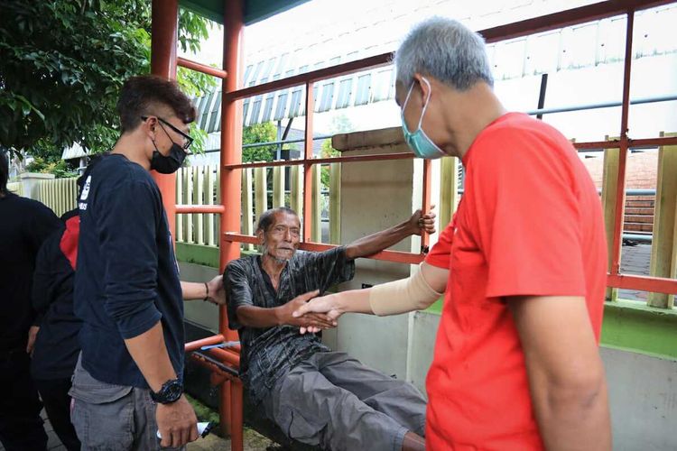 Gubernur Jawa Tengah Ganjar Pranowo diajak membantu mengevakuasi orang dengan gangguan jiwa (ODGJ) di Purwokerto, Kabupaten Banyumas, bersama belasan Relawan ODGJ Banyumas, Senin (18/7/2022) pagi.