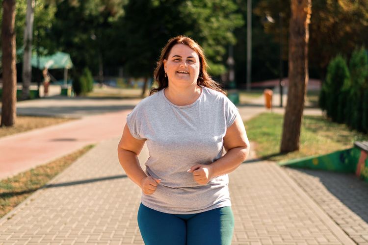 Cara mengatasi obesitas bukan dengan diet ekstrem, tapi perubahan gaya hidup. Berikut beberapa langkah yang bisa dilakukan rutin menurut dokter.