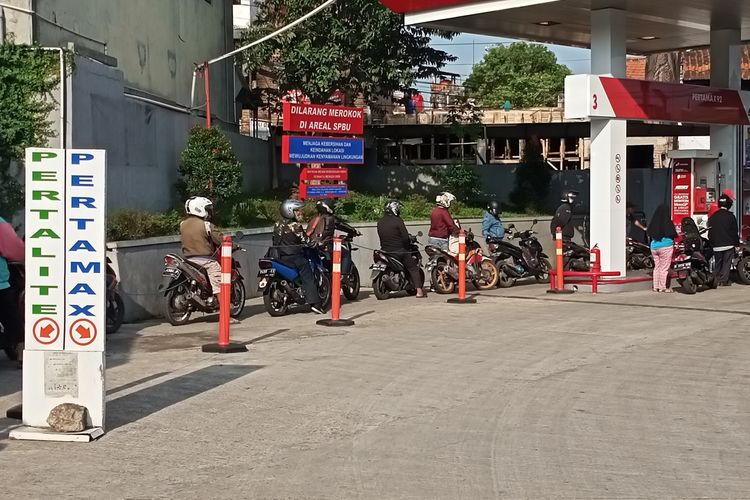 Sehari sebelum pemberlakukan Mypertamina beberapa SPBU di Kota Bandung dan Kabupaten Bandung mengalami antrean panjang pengisian BBM.