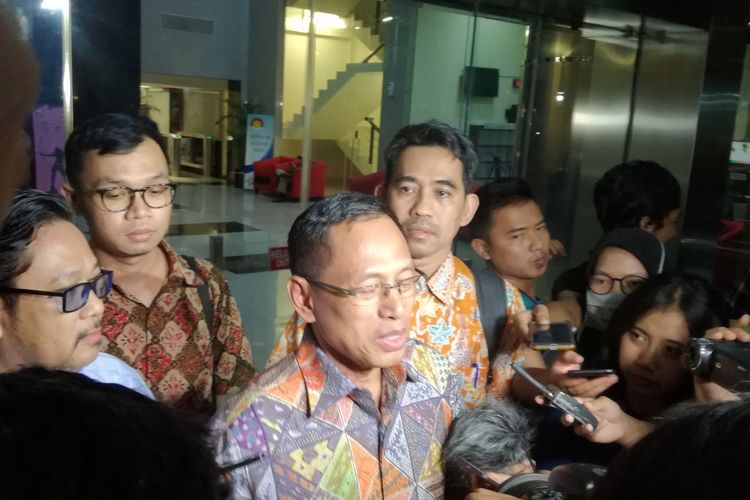 Pelaksana Tugas Direktur Utama PT PLN, Muhamad Ali telah memenuhi pemeriksaan sebagai saksi kasus dugaan suap terkait kesepakatan kontrak kerja sama pembangunan PLTU Riau-1 di Provinsi Riau. Ia menjadi saksi untuk tersangka Direktur Utama nonaktif PT PLN, Sofyan Basir. 