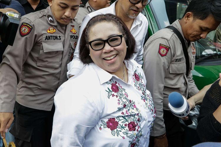 Komedian Nunung dan suaminya, July Jan Sambiran, tsiap menjalani sidang lanjutan atas kasus dugaan penyalahgunaan narkotika di Pengadilan Negeri Jakarta Selatan, Rabu (9/10/2019).