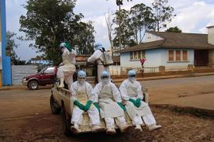 Gambar ini diambil pada 9 April 2005 di Uige, kota berjarak sekitar 300 kilometer dari ibu kota Angola, Luanda. Mereka adalah para petugas kesehatan dengan pakaian khusus, tertutup dari kepala sampai ujung jari, yang mengevakuasi jenazah para korban ebola saat itu.